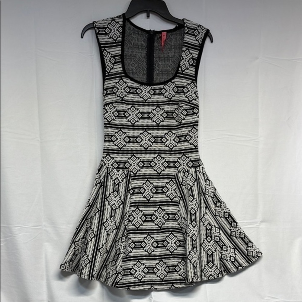 Eight Sixty sleeveless cotton blend Black and White Patterned back zip up Dress